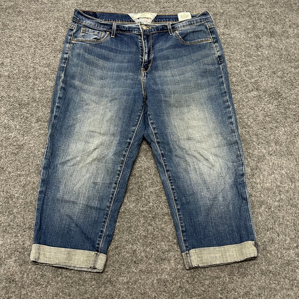 Levi's Capri Jeans Womens Size 14 Blue Medium Wash Stretch Cuffed Denim Cropped